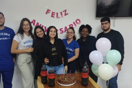 Longe da família, mas perto de amigos, acadêmica da UCP ganha “feliz aniversário”