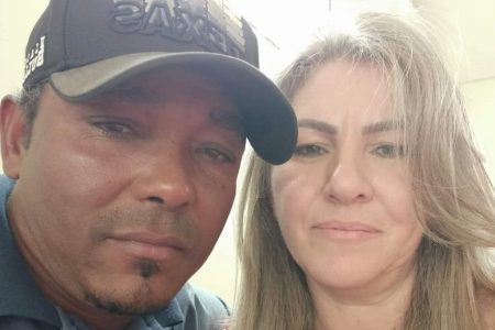 Homem mata esposa a golpes de faca na frente de 3 filhos e depois tenta suicídio