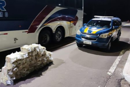 Ônibus de turismo é apreendido pela PRF lotado de cocaína
