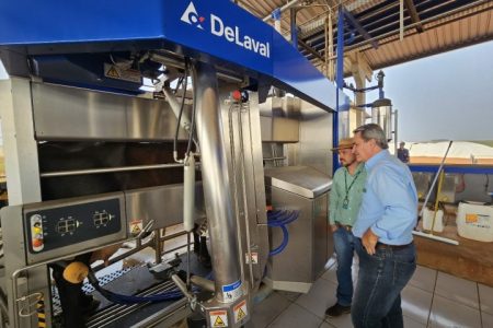 Equipe da Semadesc e Agraer conhece fazenda automatizada de pecuária leiteira