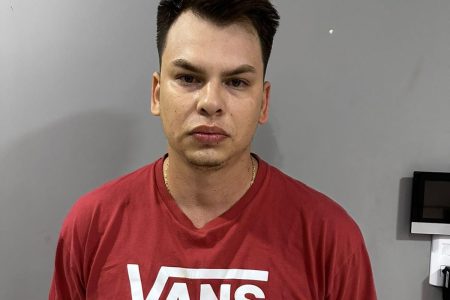 Brasileiro foragido é retirado da cama por agentes da Senad; veja