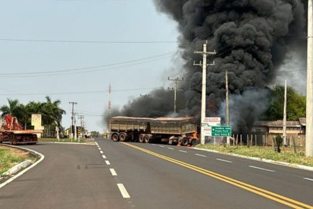 ASSISTA: Carretas bitrem pegam fogo após batida e 4 pessoas morrem em Bela Vista