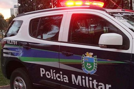 Foragido da justiça e esposa são presos pela PM em “boca de fumo”