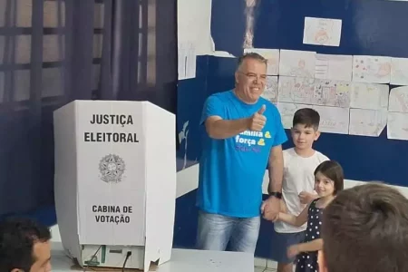 Prefeito e candidato à reeleição, Eduardo Campos vota acompanhado da esposa e netos