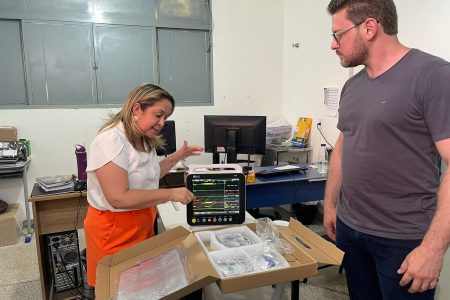 Lia Nogueira entrega equipamentos comprados com emenda no HV e UPA