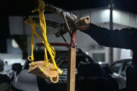 PM prende casal jogando drogas dentro de presídio