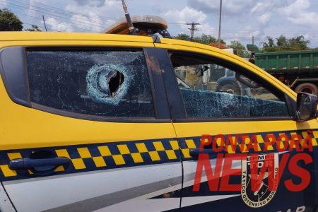 Confronto tem saldo de 5 policiais feridos, além de indígenas, e 10 viaturas danificadas