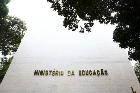 Concurso Ebserh publica extrato de edital com 545 vagas