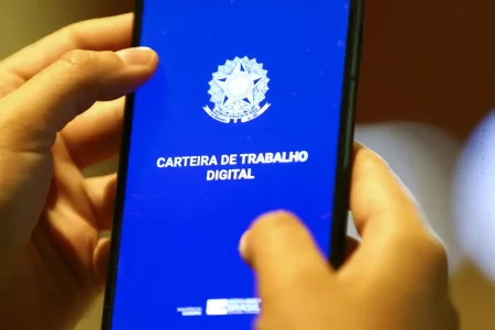Empregos com carteira assinada fecham 2024 com volume recorde