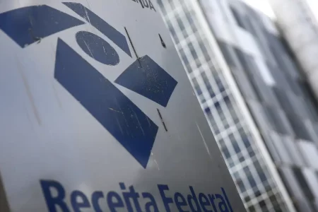 Receita Federal alerta para golpes com taxa falsa sobre Pix