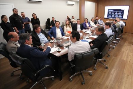 Governador reúne secretários para assinatura dos contratos de gestão