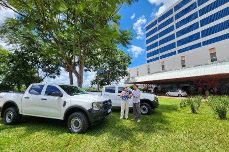 SES entrega duas caminhonetes para o HR de MS
