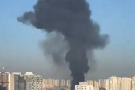 Avião cai em cima de veículos em avenida movimentada de São Paulo