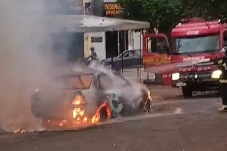 Veículo é destruído pelo fogo na Vila Áurea em Ponta Porã