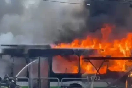 Avião que caiu em SP mata 2 pessoas e deixa outras 6 feridas
