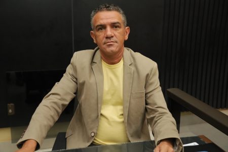 Vanderlei Avelino solicita ambulância para o Parque dos Ervais e quadra coberta para escola municipal