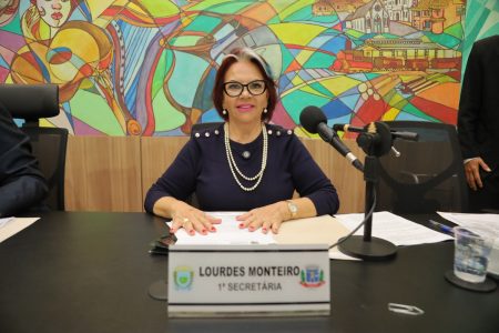 Profª Lourdes Monteiro solicita instalação de posto policial no Júlia Cardinal e QR Code em placas de obras públicas