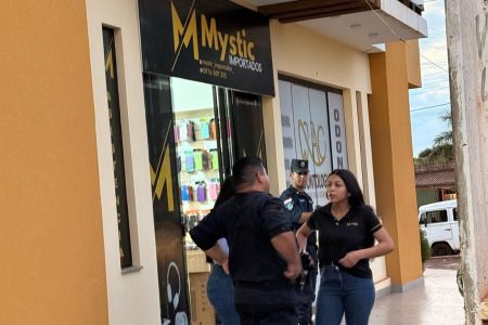 Dupla armada invade loja e furta celulares e produtos eletrônicos na fronteira  