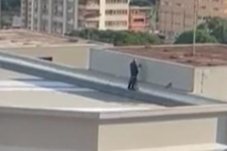 Tarado é preso se masturbando no teto do Fórum da Capital