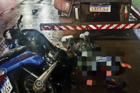 Motociclista fica ferida ao bater em caminhão na Avenida Brasil