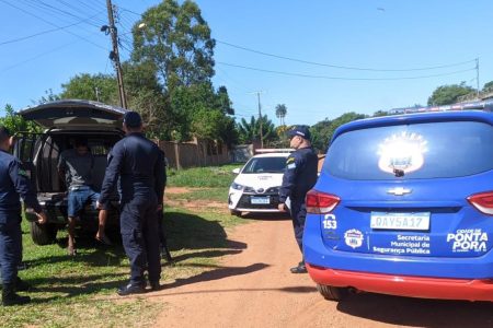 Ao ser preso, homem destrói viatura da Guarda Municipal