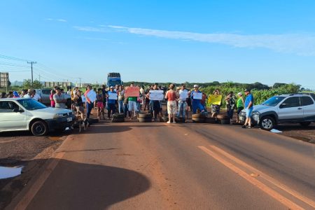 ASSISTA: Moradores fecham a BR-163 em protesto por mais segurança