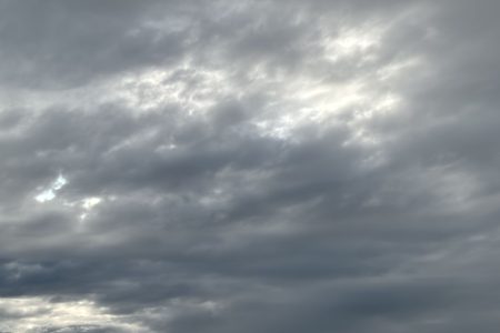 Quinta-feira será de céu nublado, garoa e ‘pancadas’ de chuva à tarde na fronteira
