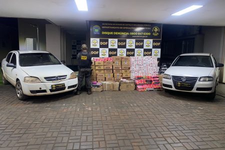 Carros são apreendidos com R$ 415 mil em mercadorias ilegais; 2 homens são presos