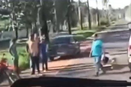 Caixão cai de carro funerário em Cassilândia e cena chama atenção
