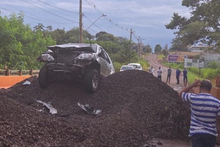 Em Dourados motorista “atropela” canteiro de obras com SW4