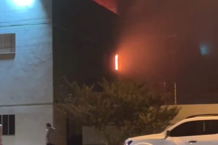 Bombeiro combatem incêndio em hotel na Linha Internacional