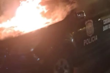 Incêndio em viatura da polícia é investigado na fronteira