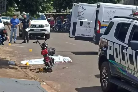 Mulher em bicicleta elétrica morre atropelada por caminhão