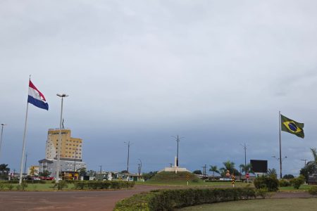 Dia de céu nublado com chuva de manhã e começo da tarde na fronteira