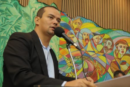 Edinho Quintana pede recapeamento do asfalto no Bairro da Saudade