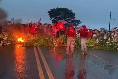Membros do MST bloqueiam rodovia nesta segunda-feira