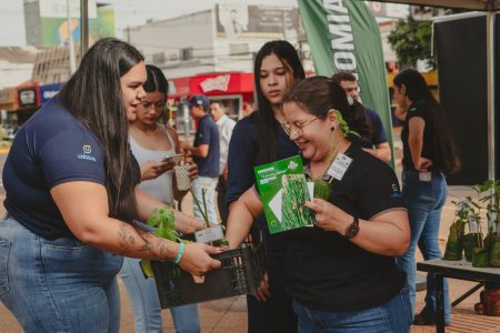 Ação de acadêmicos de Agronomia e Produção Agrícola incentiva uso de ervas medicinais