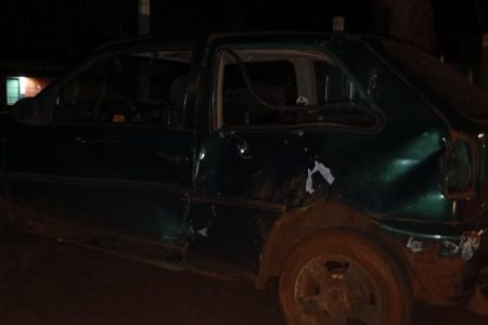 Motociclista fica ferido em acidente e motorista do carro foge do local