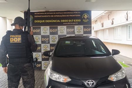 Carro roubado que seria usado no tráfico de drogas é recuperado em Laguna Carapã