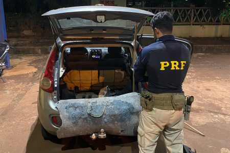 ASSISTA: PRF apreende cocaína em fundo falso de carro e prende mulher