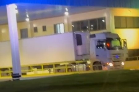 ASSISTA: Defron apreende grande quantidade de celulares em carreta câmara fria