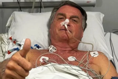 Bolsonaro tem quadro clínico estável após cirurgia, diz boletim