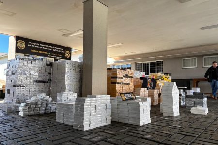 Carreta frigorífica apreendida em Dourados transportava mais de seis mil celulares