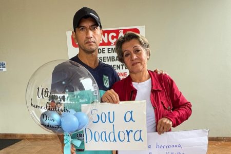 Irmã doa rim para salvar irmão e distribui 500 cachorros-quentes em celebração na fronteira