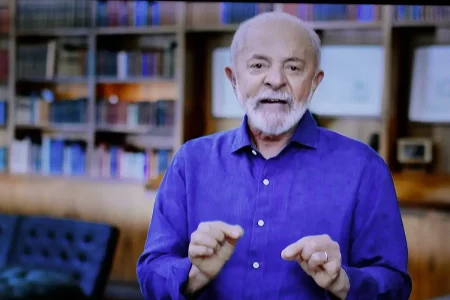 Lula defende debate sobre fim da escala 6×1 e aborda fraude no INSS