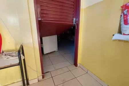 Homem invade ONG, tenta matar esposa e troca facadas com segurança