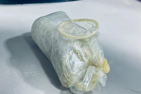 Mulher é presa com cocaína escondida nas partes íntimas