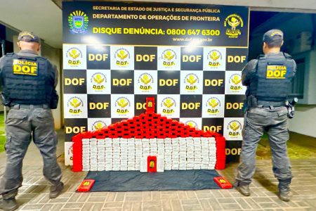 ASSISTA: Motorista é preso com 300 quilos de cocaína escondidos em fundo falso de carreta