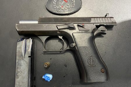 Casal é preso por porte ilegal de arma de fogo e papelotes de cocaína em Ponta Porã