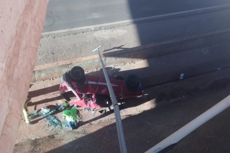 VEJA: Motorista foge após cair de viaduto com Fiat Uno em Dourados